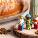 Card with traditional Three Kings Cake, three figurines of the kings in front