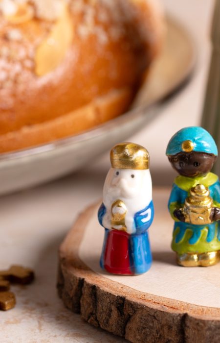 Card with traditional Three Kings Cake, three figurines of the kings in front