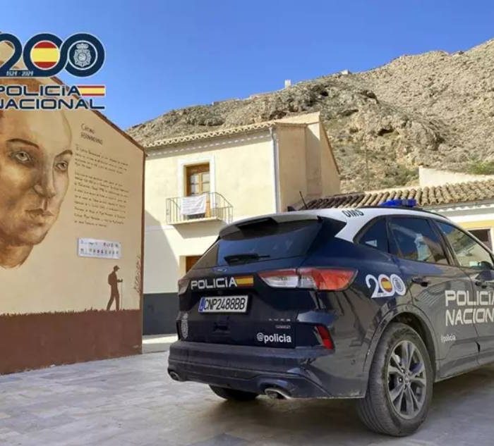 Orihuela woman arrested for stealing clothes from where she worked to sell them online