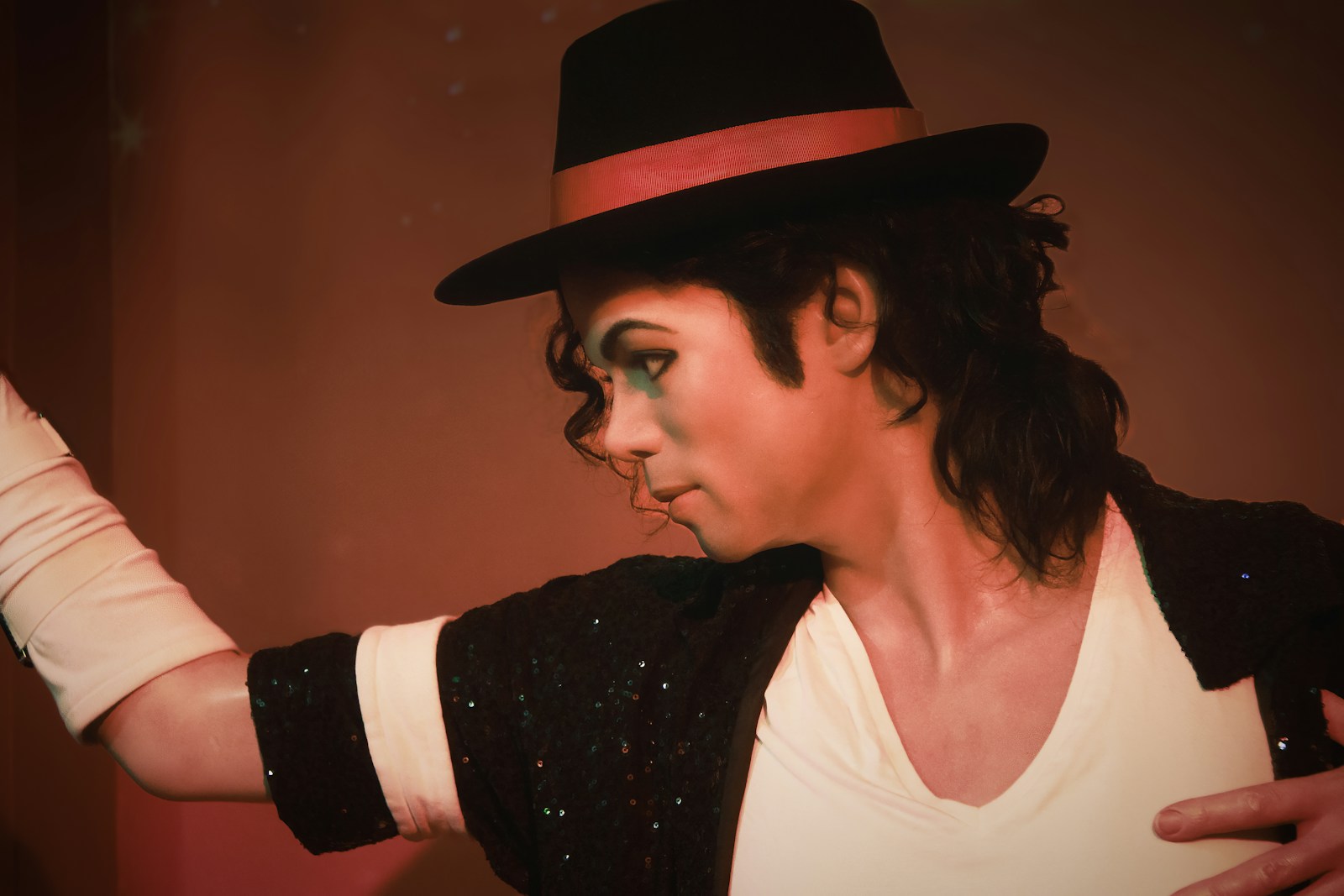 Michael Jackson Tribute – He’s Back a man in a top hat and black jacket