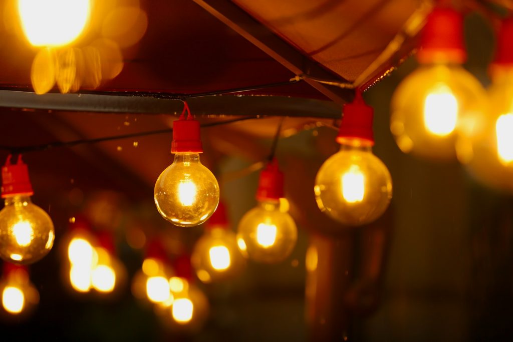 a bunch of light bulbs hanging from a ceiling