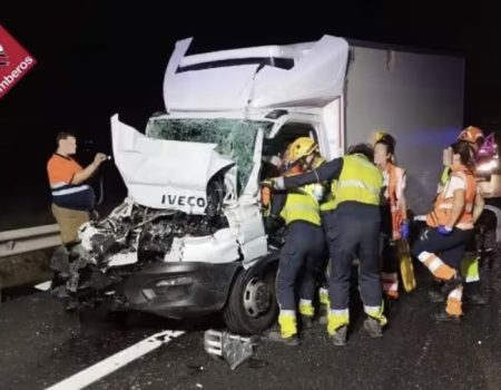 Truck driver injured after colliding with another truck on the A-7 near Albatera and San Isidro