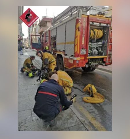 Two people treated for smoke inhalation after a fire in Dénia