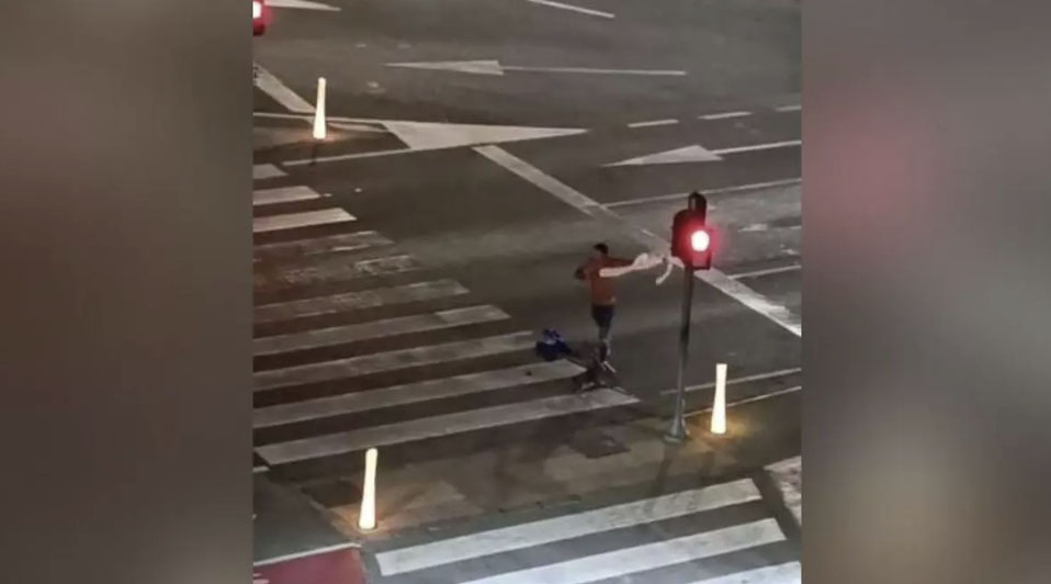 Man arrested in Benidorm after getting into a fight with a traffic light