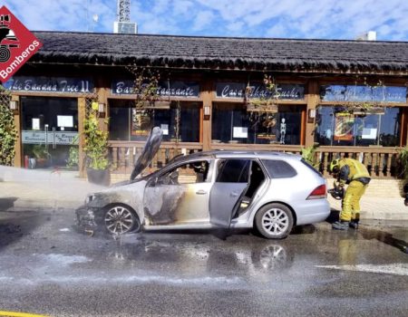 Car burns next to a wooden restaurant on the Orihuela Costa
