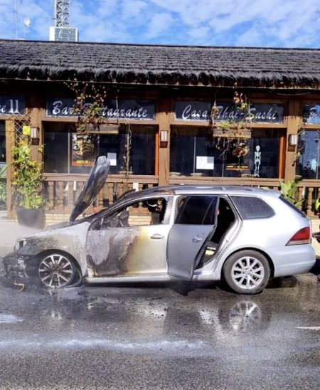 Car burns next to a wooden restaurant on the Orihuela Costa