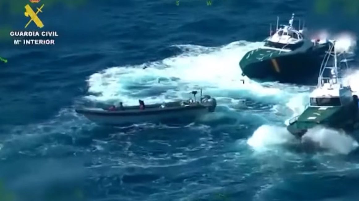 Guardia Civil seizes 1,700 kilos of hashish after a high-speed chase