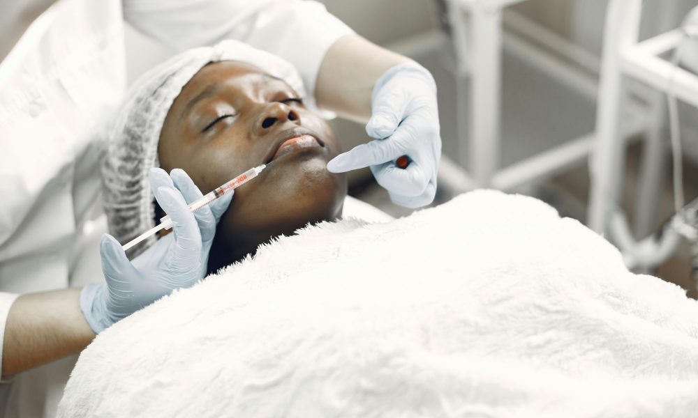 Woman arrested in Alicante accused of posing as a cosmetic surgeon
