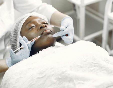 Woman arrested in Alicante accused of posing as a cosmetic surgeon