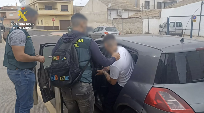 Guardia Civil drugs suitcase 02