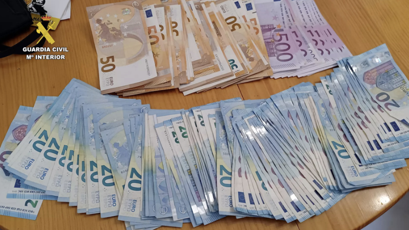 Guardia Civil drugs suitcase 03