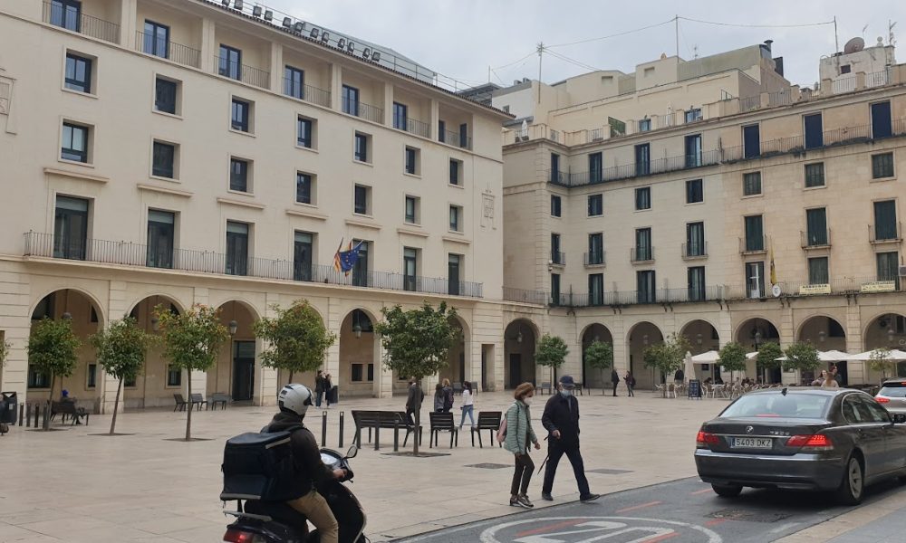 la plaza del Ayuntamiento Alicante town hall court